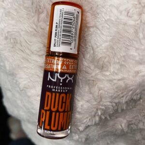NYX Pure Plum duck plump lip plumper tingling Lipstick gloss high pigment